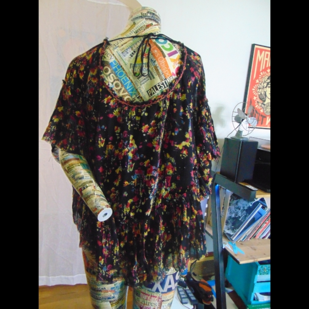 EUC. FREE PEOPLE- Abstract Peasant Top Size Med. - Picture 5 of 12